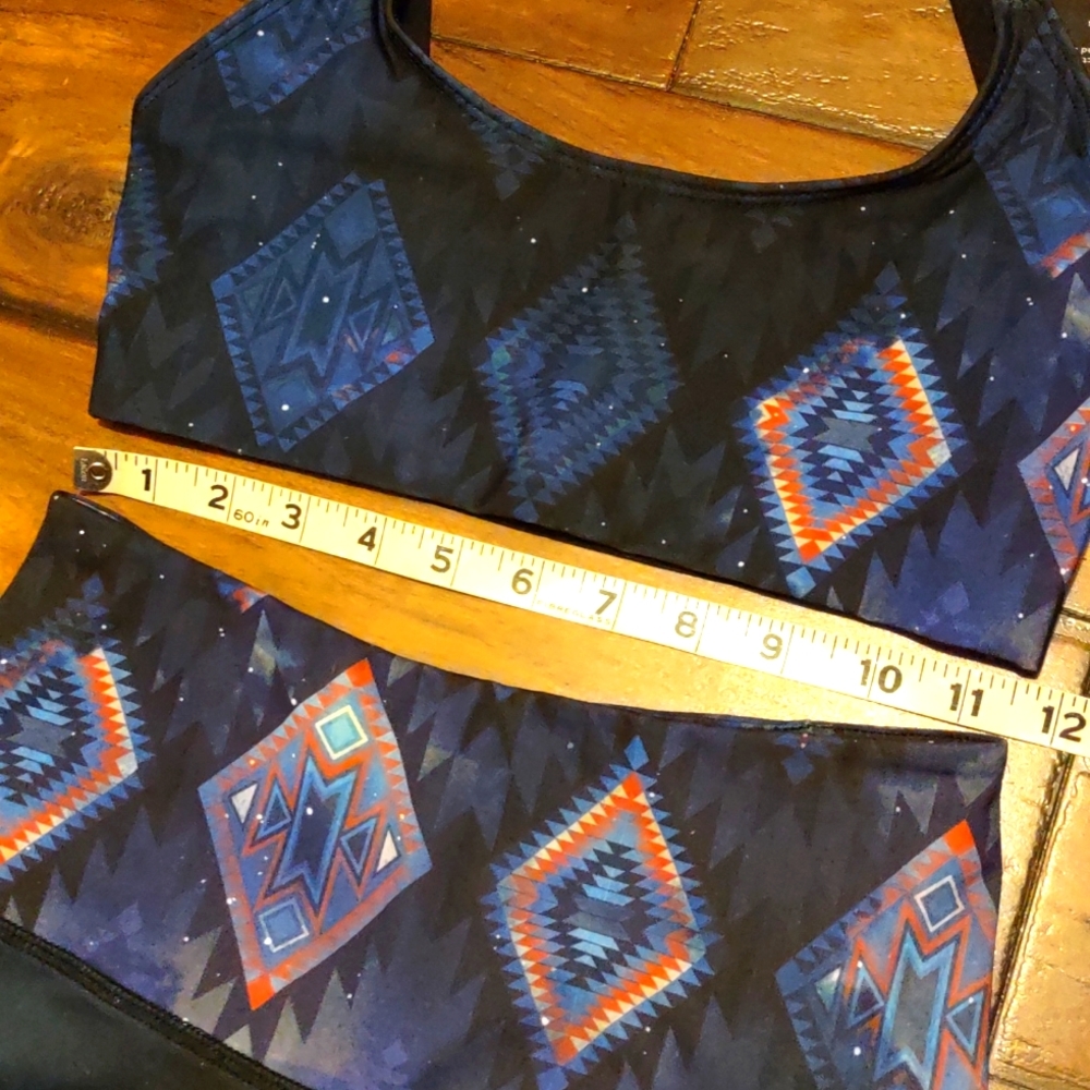 "Onzie" brand. Matching sport bra and Capri leggings. Both Size M/L. - Picture 8 of 12